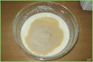 Дрожжевые оладушки на кефире - фото шаг 1