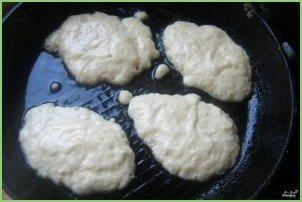 Дрожжевые оладушки на кефире - фото шаг 2