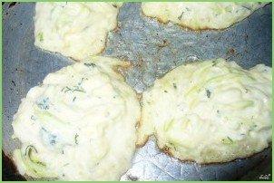 Кабачковые оладьи с творогом - фото шаг 3