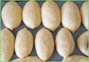 Пирожки с курицей и яйцом - фото шаг 4