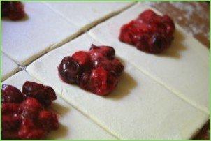 Пирожки с замороженными ягодами - фото шаг 3