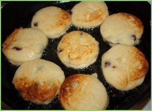 Сырники с вишней - фото шаг 3