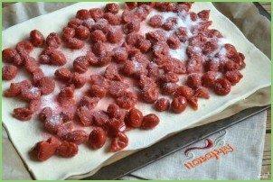 Вишневый пирог из слоеного теста - фото шаг 3