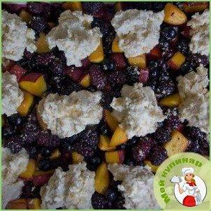 Ягодный коблер с персиками - фото шаг 5