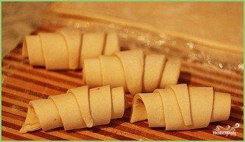 Круассаны со сгущенкой - фото шаг 2