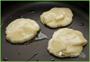 Оладьи с яблоками на молоке - фото шаг 7