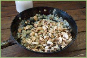 Пирожки из слоеного теста с грибами и курицей - фото шаг 3