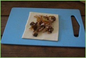 Пирожки из слоеного теста с грибами и курицей - фото шаг 4