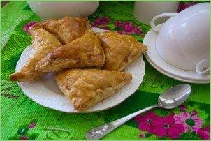 Пирожки из слоеного теста с грибами и курицей - фото шаг 6