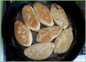 Пирожки с вишней на кефире - фото шаг 11