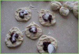 Пирожки с вишней на кефире - фото шаг 9