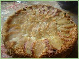 Шарлотка с яблоками и изюмом - фото шаг 8