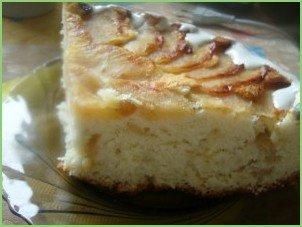 Шарлотка с яблоками и изюмом - фото шаг 9