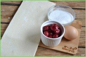 Слойки с вишней из слоеного теста - фото шаг 1