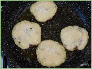 Творожники с изюмом - фото шаг 4