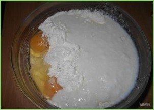 Заливной пирог с зелёным луком и яйцом - фото шаг 2