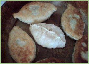 Жаренные с рыбой пирожки - фото шаг 6
