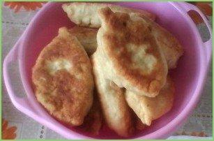 Жаренные с рыбой пирожки - фото шаг 7