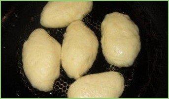 Жареные пирожки с луком - фото шаг 5