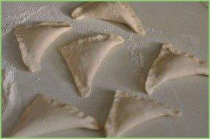 Пирожки из слоеного теста с капустой - фото шаг 3