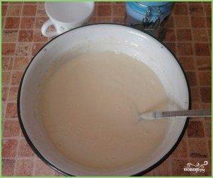 Пышные оладьи на кислом молоке - фото шаг 1