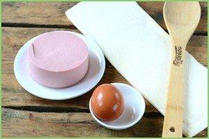 Слойки с колбасой