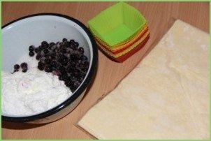 Слоёные корзиночки с творожно-ягодной начинкой - фото шаг 1