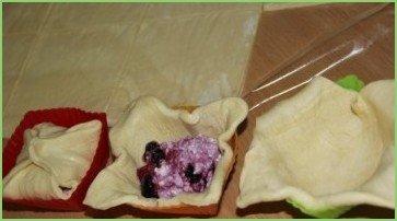 Слоёные корзиночки с творожно-ягодной начинкой - фото шаг 3