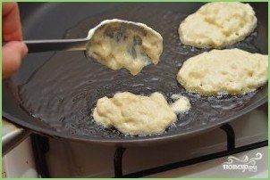 Дрожжевые оладьи с яблоками - фото шаг 7