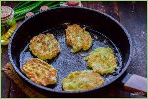 Кабачковые оладьи с брынзой - фото шаг 7