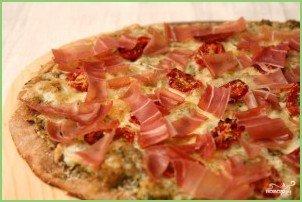 Пицца с ветчиной, козьим сыром и помидорами - фото шаг 4