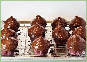 Шоколадные капкейки с кремом и шоколадной глазурью - фото шаг 7