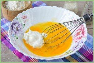 Заливное тесто для пирога на сметане - фото шаг 2