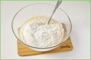 Заливной пирог на кефире с яйцом - фото шаг 4