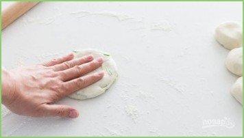 Жареные лепешки с зеленым луком - фото шаг 8