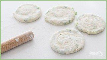 Жареные лепешки с зеленым луком - фото шаг 9