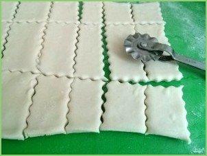 Бантики из слоеного бездрожжевого теста - фото шаг 2