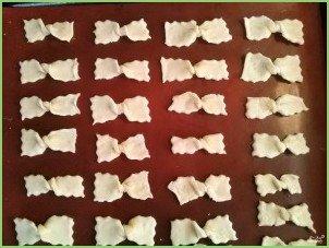 Бантики из слоеного бездрожжевого теста - фото шаг 4