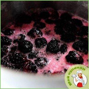 Кукурузные оладьи с ежевичным сиропом - фото шаг 4