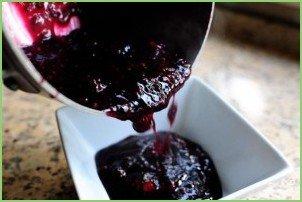 Кукурузные оладьи с ежевичным сиропом - фото шаг 5