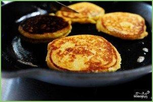 Кукурузные оладьи с ежевичным сиропом - фото шаг 6