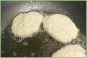 Оладьи на молоке и дрожжах пышные - фото шаг 6