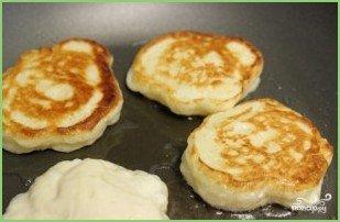 Оладьи на молоке и дрожжах пышные - фото шаг 7