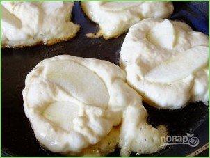 Рецепт дрожжевых оладий на молоке - фото шаг 4