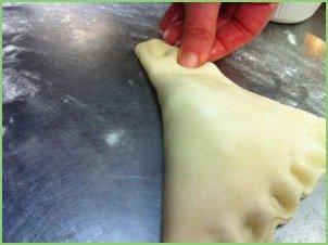 Слоеные пирожки с яблоками из готового теста - фото шаг 5