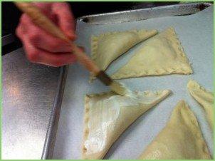 Слоеные пирожки с яблоками из готового теста - фото шаг 6