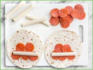 Трубочки с сыром и колбасой - фото шаг 1