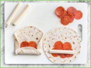 Трубочки с сыром и колбасой - фото шаг 2