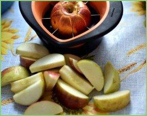 Заливной пирог с яблоками и черной смородиной в мультиварке - фото шаг 1