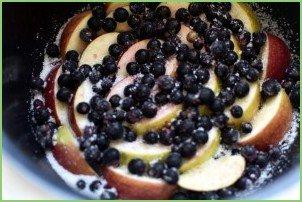 Заливной пирог с яблоками и черной смородиной в мультиварке - фото шаг 2